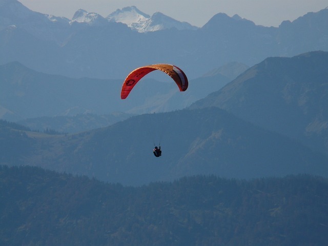 paraglider-gc60a9f604_640.jpg